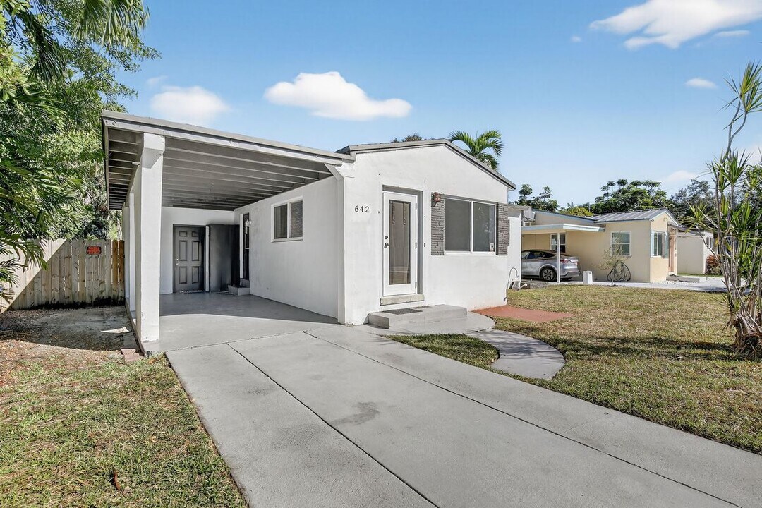 642 SW 11th St in Hallandale Beach, FL - Foto de edificio