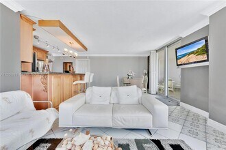 5555 Collins Ave, Unit 16A in Miami Beach, FL - Building Photo - Building Photo
