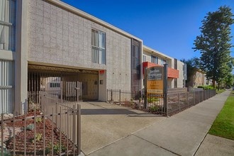 Jordan Tropicana Apartments in Canoga Park, CA - Foto de edificio - Building Photo