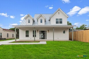 158 S Academy Ave in New Braunfels, TX - Building Photo