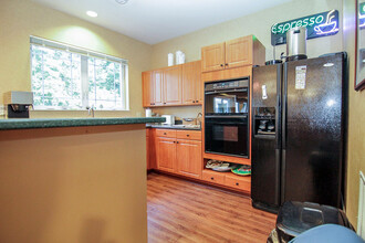High Grove Senior Apartments in Greenfield, WI - Foto de edificio - Building Photo
