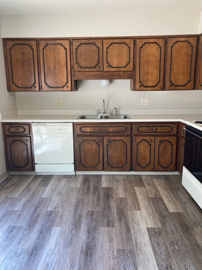 611 Hickory Hill Ln in Des Moines, IA - Building Photo - Building Photo