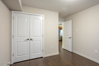 Elizabeth Gardens in Edmonton, AB - Building Photo - Interior Photo