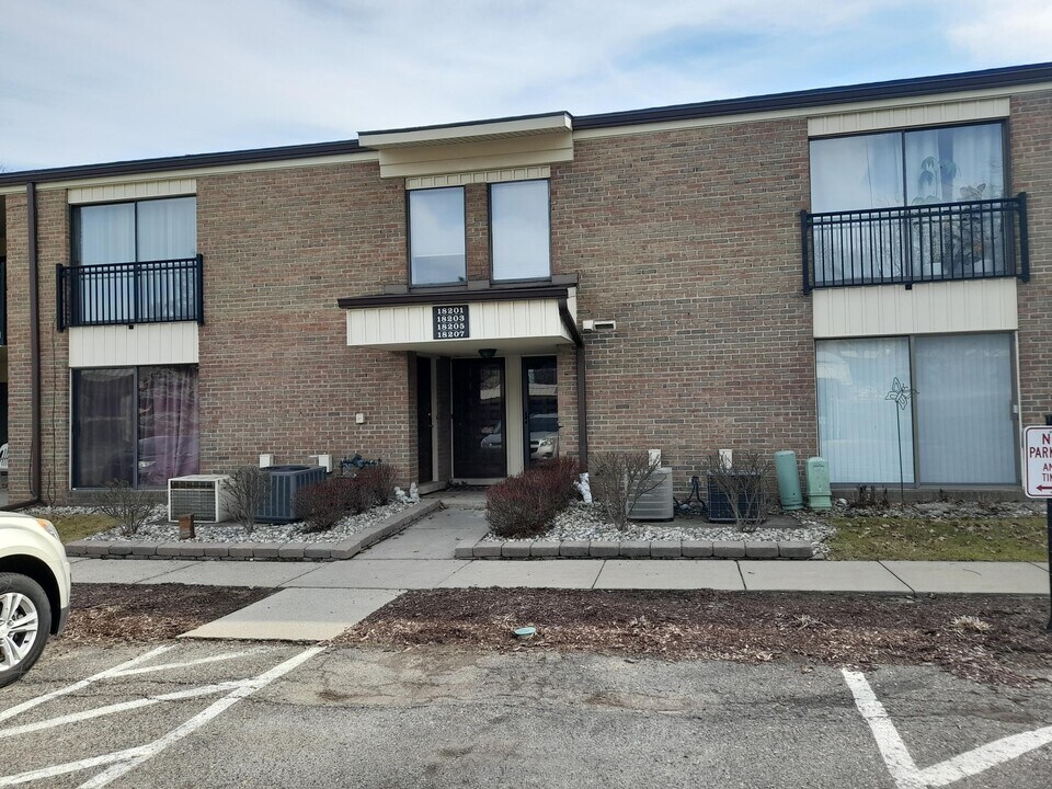 18205 University Park Dr in Livonia, MI - Building Photo