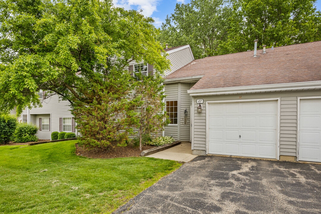 27 N Victoria Ln in Streamwood, IL - Building Photo