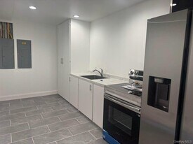 192 Brookfield Ave in Center Moriches, NY - Building Photo