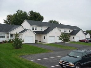 Crystal Commons Townhomes in Rochester, NY - Foto de edificio - Building Photo