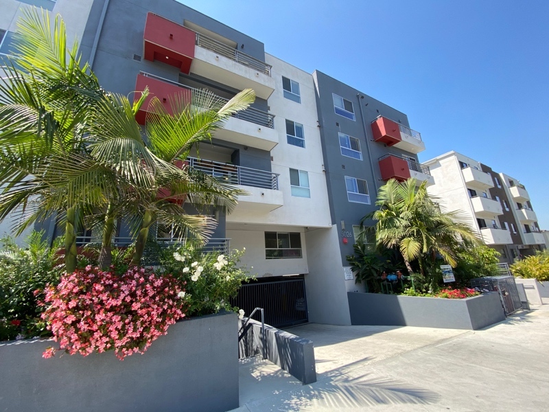5026 Rosewood Ave in Los Angeles, CA - Building Photo