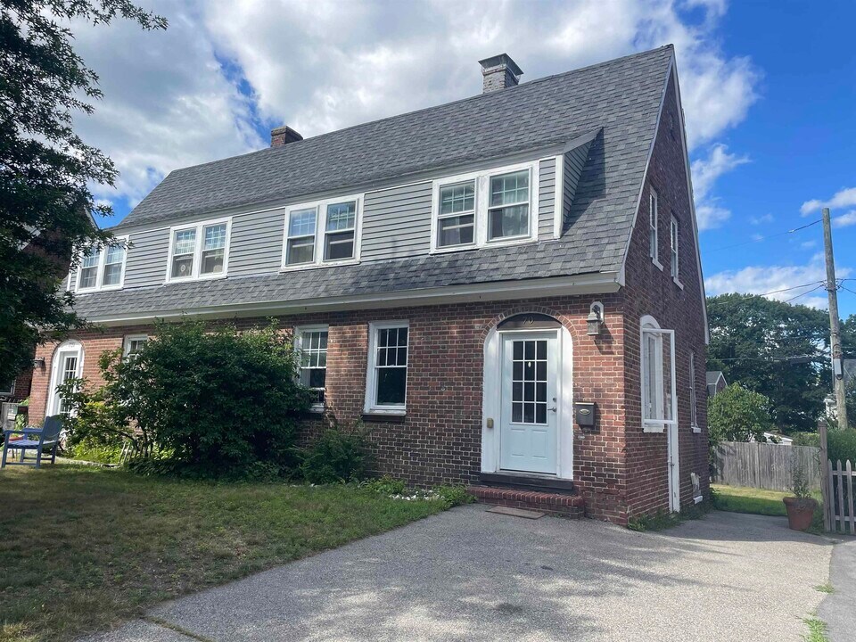70 Porpoise Way in Portsmouth, NH - Foto de edificio