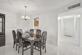 7300 Lake Cir Dr in Margate, FL - Foto de edificio - Building Photo