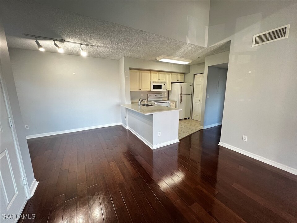 1240 Wildwood Lakes Blvd in Naples, FL - Building Photo