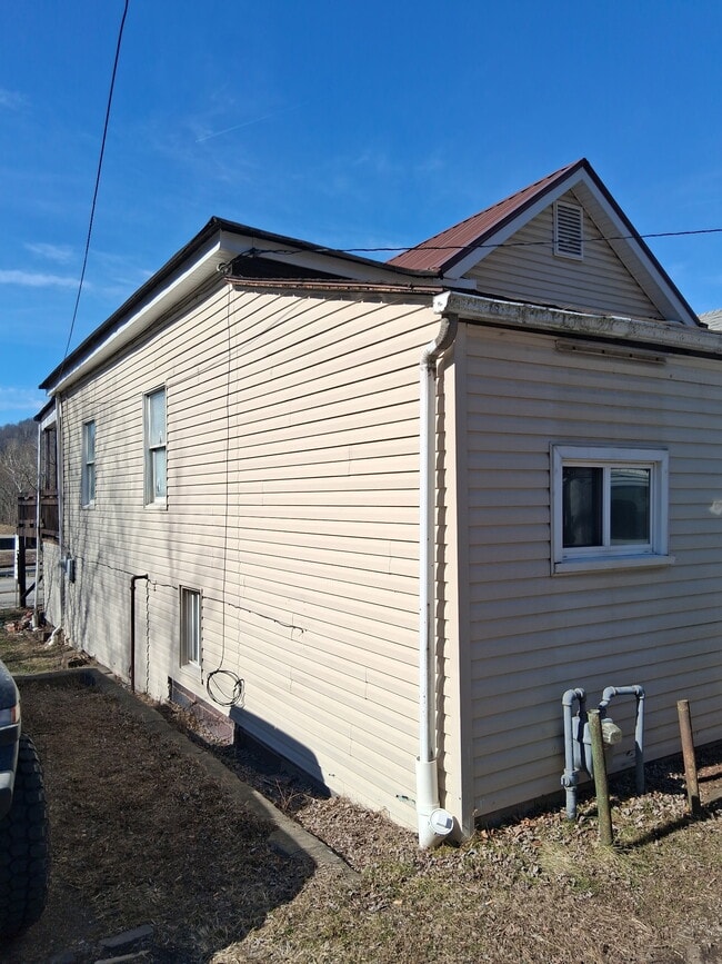 2210 Marshall St in Mcmechen, WV - Foto de edificio - Building Photo