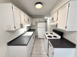 9345 Chisholm Rd in Pensacola, FL - Foto de edificio - Building Photo