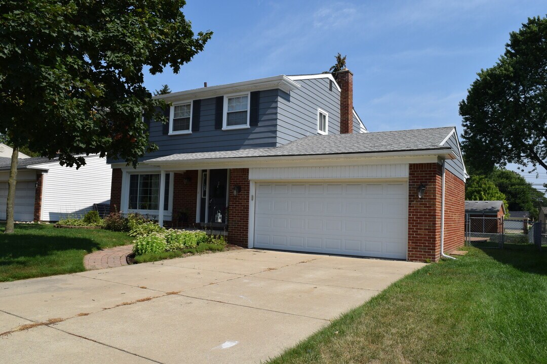 41318 Schoolcraft Rd in Plymouth, MI - Foto de edificio