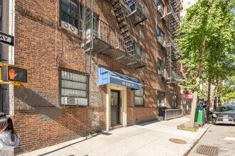 210 E 38th St in New York, NY - Foto de edificio - Building Photo