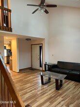 43 Green Meadow Dr in Clifton Park, NY - Foto de edificio - Building Photo