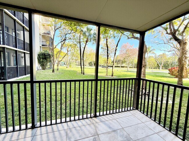 3301 N Country Club Dr in Aventura, FL - Foto de edificio - Building Photo