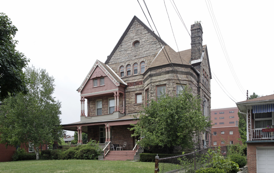 340 S Winebiddle St in Pittsburgh, PA - Building Photo