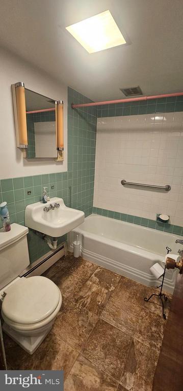 property at 434 E Norwegian St