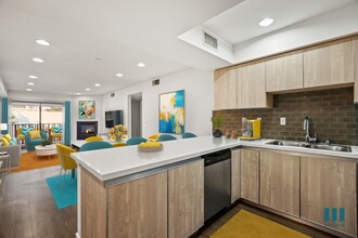 Darlington Center by Wiseman in Los Angeles, CA - Foto de edificio - Building Photo