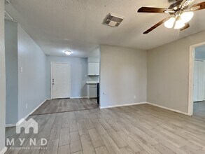 9233 Nyssa St, Unit 61 in Houston, TX - Building Photo - Building Photo