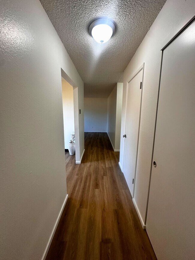 4525 SW Luradel St-Unit -4525A in Portland, OR - Foto de edificio - Building Photo