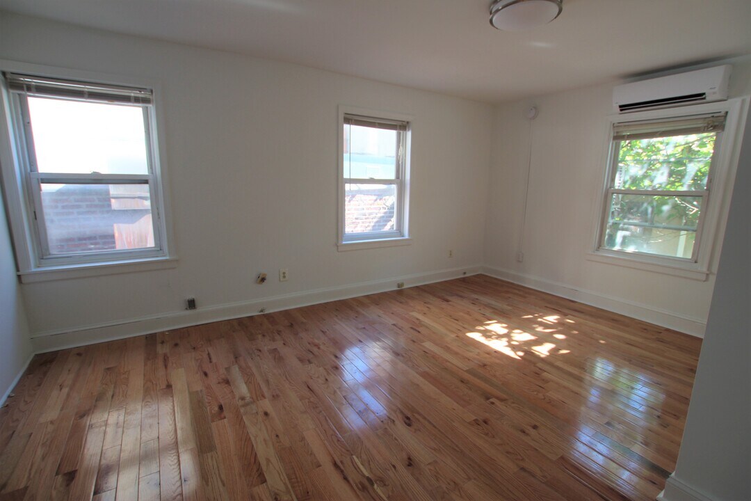 2004 Chestnut St in Philadelphia, PA - Building Photo