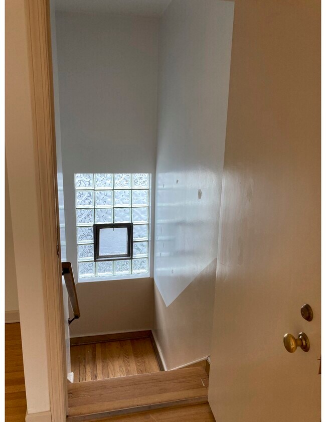 2851 W Berwyn Ave, Unit 2nd Floor in Chicago, IL - Building Photo - Building Photo