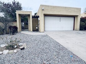 10333 Camino Del Oso NE in Albuquerque, NM - Building Photo