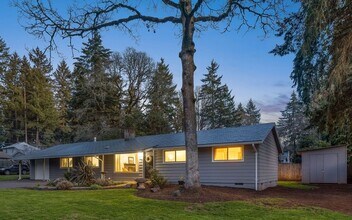 17635 Deemar Way in Lake Oswego, OR - Foto de edificio - Building Photo