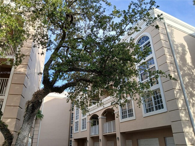 1280 S Alhambra Cir in Coral Gables, FL - Foto de edificio - Building Photo