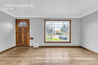 15808 Rockside Rd in Maple Heights, OH - Foto de edificio - Building Photo