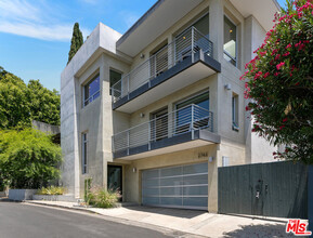 2742 Creston Dr in Los Angeles, CA - Foto de edificio - Building Photo