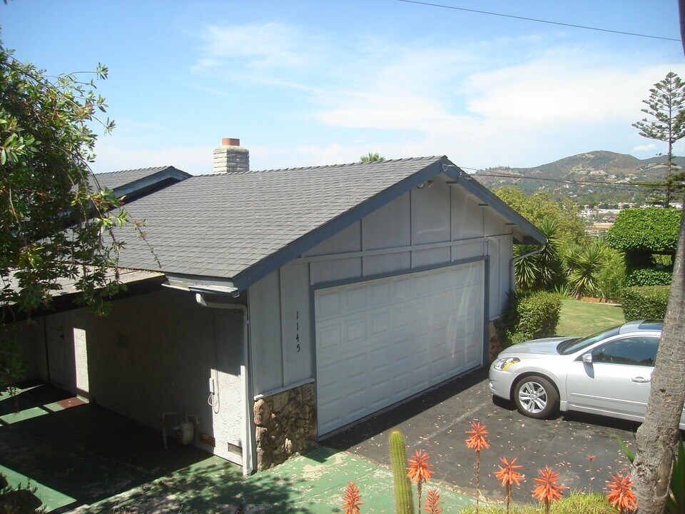 1145 Kyle Ln in Vista, CA - Building Photo