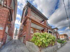 1652 Dufferin St in Toronto, ON - Building Photo