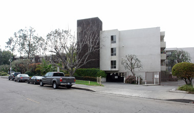 Walnut Glen Apartments in Van Nuys, CA - Foto de edificio - Building Photo