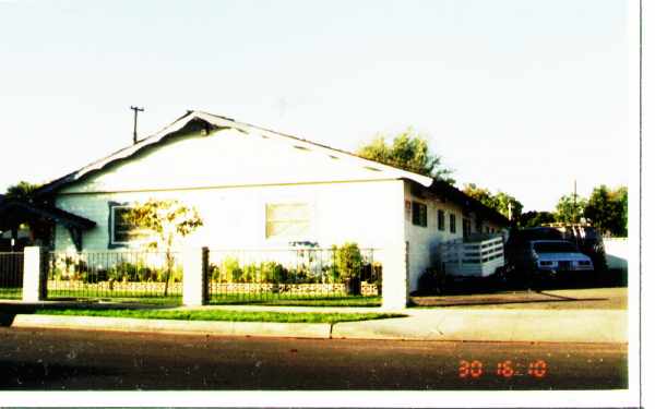 407 W Guinida Ln in Anaheim, CA - Building Photo