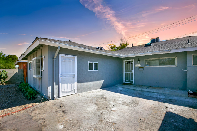 45422 Raysack Ave in Lancaster, CA - Foto de edificio - Building Photo