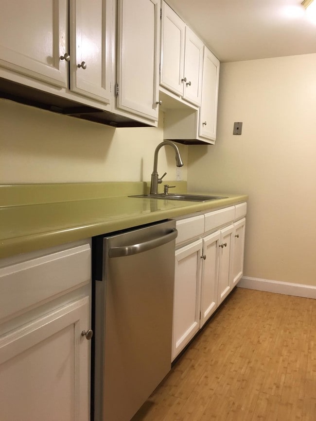 1145 Hartford Ave, Unit 2c in Johnston, RI - Building Photo - Building Photo