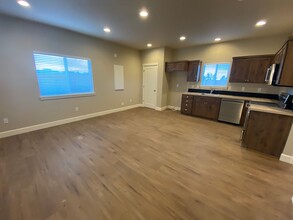 4907 SW Zenith Ave in Redmond, OR - Building Photo - Building Photo
