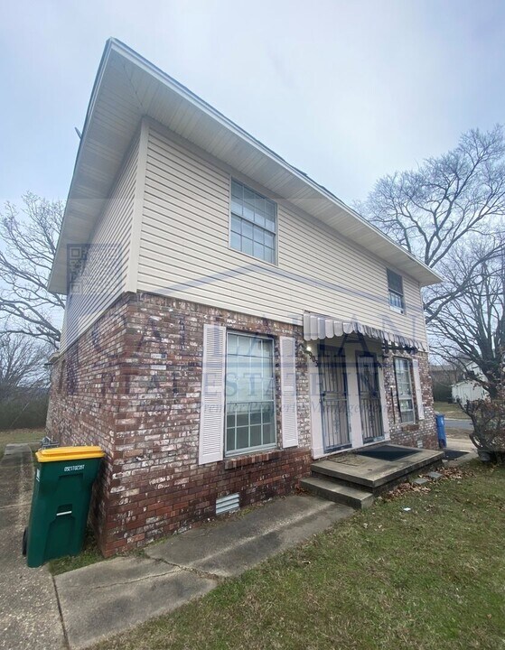 903 W Scenic Dr in North Little Rock, AR - Building Photo