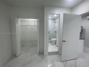 15426 SW 168th Terrace, Unit 2 in Miami, FL - Foto de edificio - Building Photo