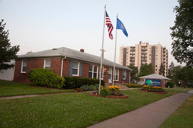 Parklane Apartments in Wichita, KS - Building Photo