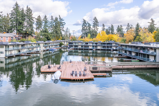 Villas on Lake Oswego in Lake Oswego, OR - Building Photo - Building Photo