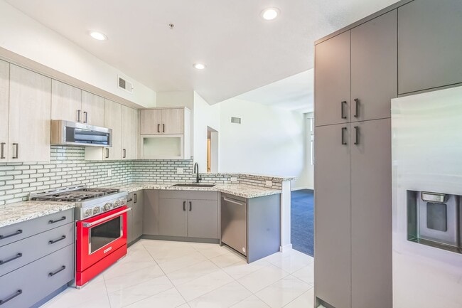 880 E Palm Canyon Dr in Palm Springs, CA - Foto de edificio - Building Photo