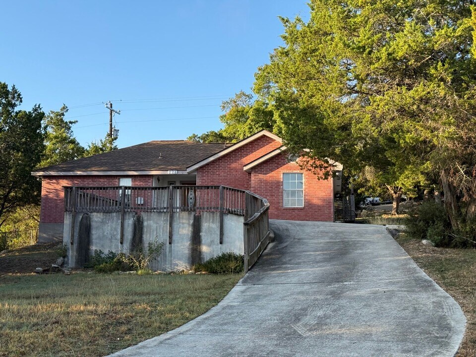 221 S Scenic Loop in Canyon Lake, TX - Building Photo