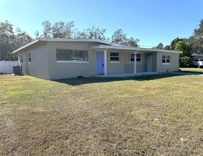 1649 Normandy Way in Leesburg, FL - Foto de edificio - Building Photo