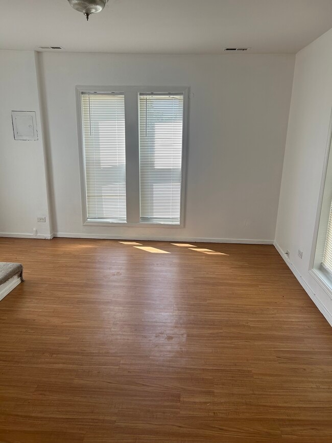 2135 Kemble Ave, Unit 2nd floor 2bedroom