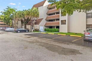 481 Ives Dairy Rd in Miami, FL - Building Photo