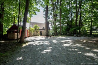 332 Quaker Hill Rd in Pawling, NY - Building Photo - Building Photo